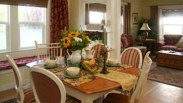 Standard Room | In-room dining