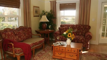 Kamar Standar | Ruang keluarga | TV dan pemutar DVD