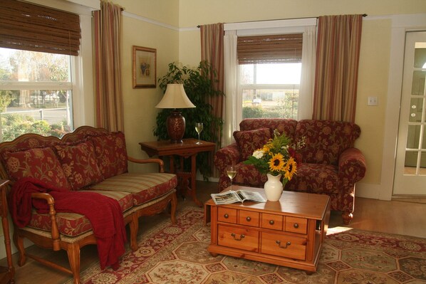 Standard Room | Living room | TV, DVD player - Pinot Noir Cottage (Lodi)