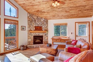 標準客房 | 客廳 | 電視、 DVD 播放機