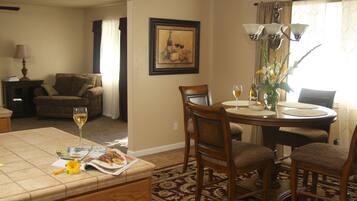 Standard Room | In-room dining