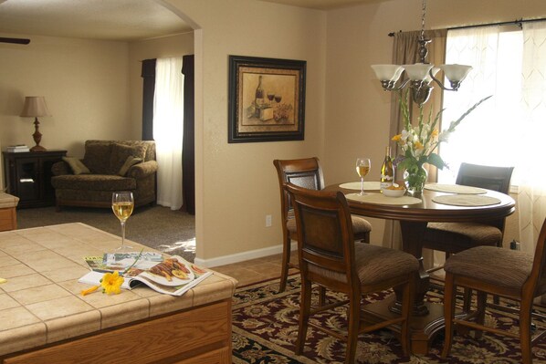 Standard-huone | Ruokailu omassa huoneessa