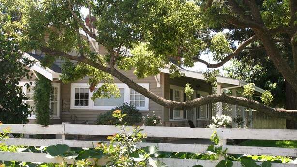 Unclassified image, 1 of 11, button - Vintners Cottage (Lodi)