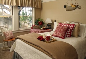 Standard Room | 3 bedrooms, desk, iron/ironing board - Vintners Cottage (Lodi)