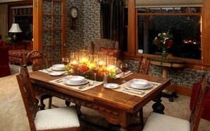 Standard Room | In-room dining - Vintners Cottage (Lodi)