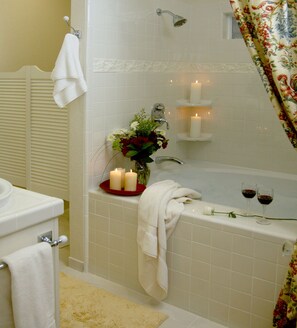 Standard Room | Bathroom | Separate tub and shower, hair dryer - Vintners Cottage (Lodi)