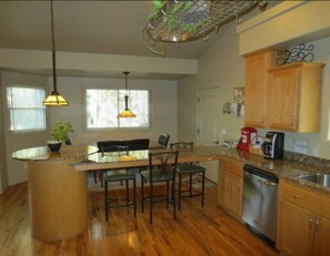 Standard Room | Private kitchen | Fridge, microwave, oven, dishwasher