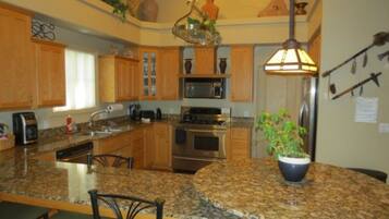 Standard Room | Private kitchen | Fridge, microwave, oven, dishwasher