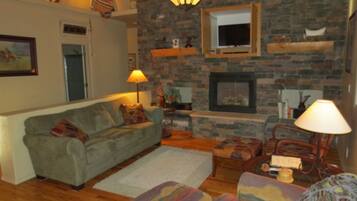 Standard Room | Living area | TV, DVD player