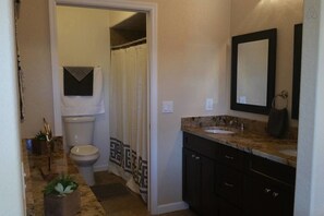 Habitación estándar | Baño | Bañera y ducha independientes