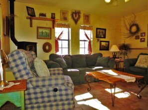Standard Room | Living room | TV, DVD player - Creek Cottage (Prescott)