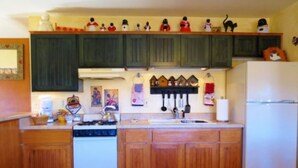 Unclassified image, 4 of 11, button - Creek Cottage (Prescott)
