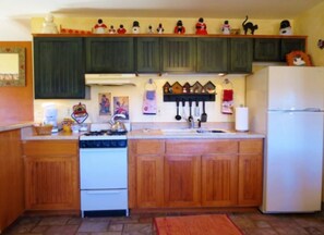 Standard-huone | Yksityinen keittiö | Jääkaappi, mikroaaltouuni, uuni, kahvin-/teenkeitin