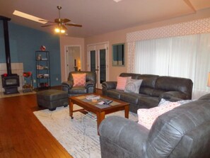 Standaard kamer | Woonkamer | Een televisie en een dvd-speler