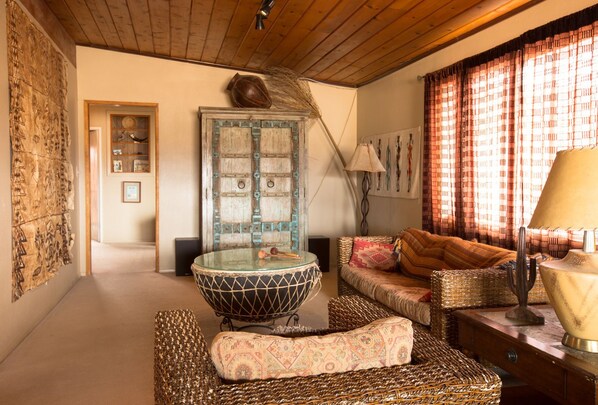 Standard Room | Living room - Wikiup by Joshua Desert Retreats (Twentynine Palms)