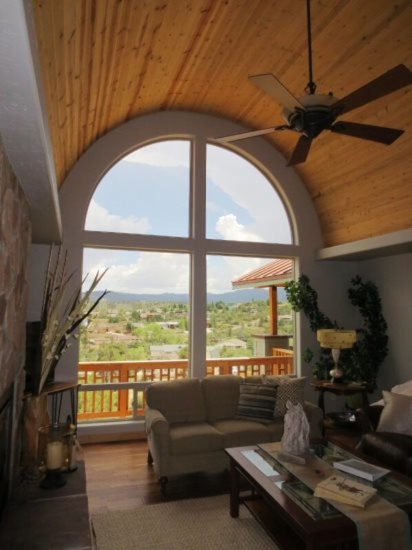 Standard Room | Living room | TV - Willow Manor (Prescott)