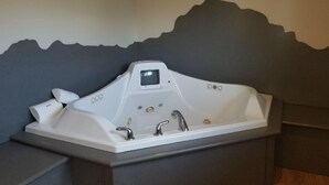 Indoor spa tub - Lakeview Retreat (Big Lake)