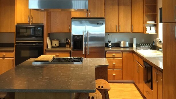 Standard Room | Private kitchen | Coffee/tea maker, fridge, microwave - Lakeview Retreat (Big Lake)