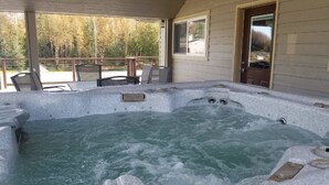 Outdoor spa tub - Lakeview Retreat (Big Lake)