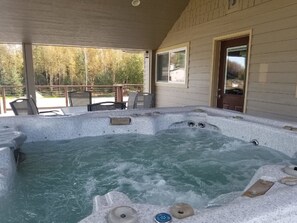 Outdoor spa tub - Lakeview Retreat (Big Lake)