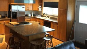 Standard Room | Private kitchen | Coffee/tea maker, fridge, microwave - Lakeview Retreat (Big Lake)
