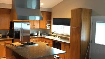 Habitación estándar | Cocina privada | Refrigerador, microondas y cafetera y tetera