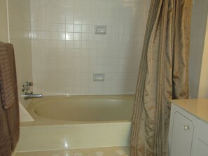 Standard Room | Bathroom | Separate bathtub and shower - 1005 Seychelles - 2 Bedroom 2 Bath Oceanfront Condo (Daytona Beach Shores)