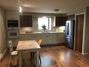 Habitación estándar | Cocina privada | Refrigerador y cafetera y tetera