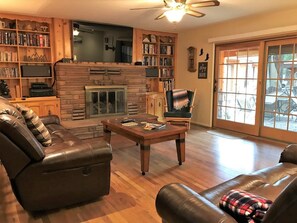 Standard Room | Living room | TV, DVD player - Adventure Lodge (Prescott)