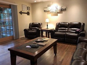 Standard Room | Living room | TV, DVD player - Adventure Lodge (Prescott)