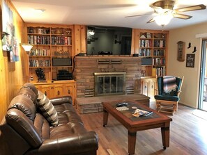 標準客房 | 客廳 | 電視、 DVD 播放機