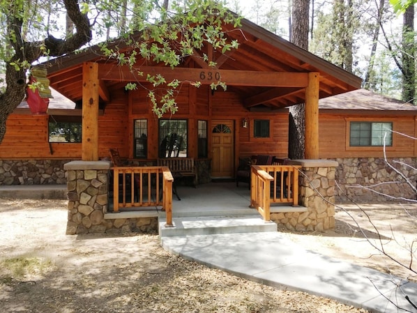 Property entrance - Adventure Lodge (Prescott)