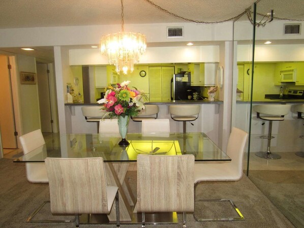 Standard Room | In-room dining