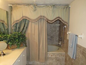Chambre Standard | Salle de bain | Baignoire et douche séparées, séchoir à cheveux