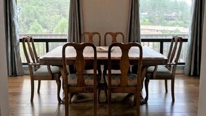 Standard Room | In-room dining - Sweet Retreat (Prescott)