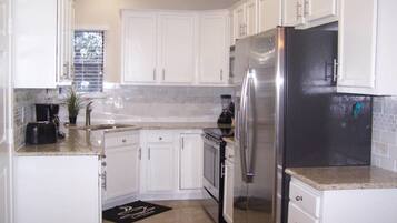 Phòng Tiêu chuẩn | Bếp riêng | Tủ lạnh, lò vi sóng, dụng cụ pha cà phê/trà