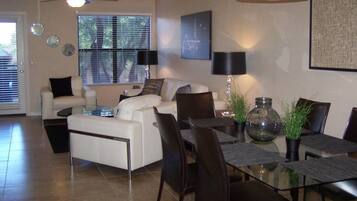 Phòng Tiêu chuẩn | Khu phòng khách | TV, đầu đĩa DVD