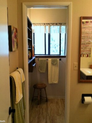 Standard Room | Bathroom