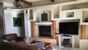 Standard Room | Living area - Laughlin Bullhead Home & Pool (Bullhead City)