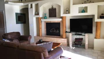 Habitación estándar | Área de sala de estar | Televisión y reproductor de DVD