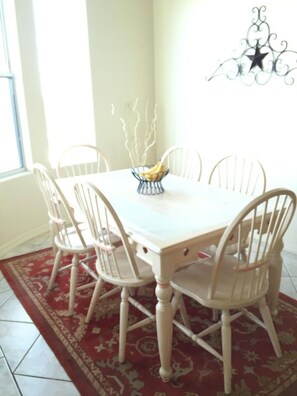 In-room dining - Laughlin Bullhead Home & Pool (Bullhead City)