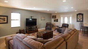 Standard Room | Living room | TV, DVD player - Temecula CoachHouse (Temecula)