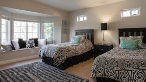 Standard Room | 4 bedrooms, desk, iron/ironing board - Temecula CoachHouse (Temecula)