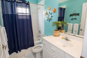Quarto standard | Banheiro | Banheira e chuveiro separados, secador de cabelo