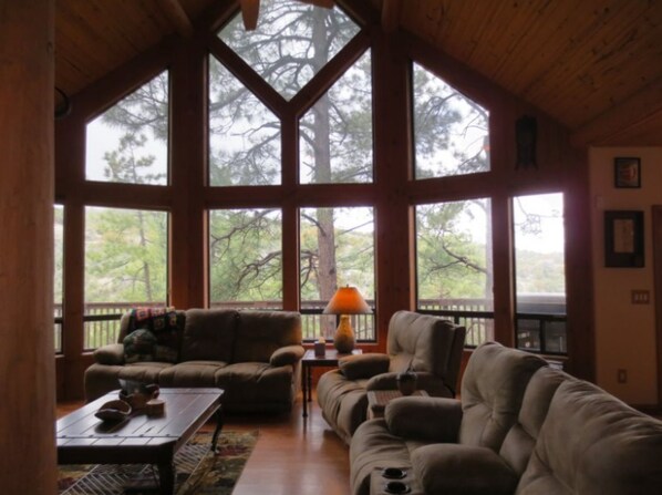 Standard Room | Living room | TV, DVD player - Forest Glen Lodge (Prescott)