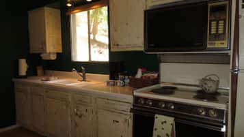 Standard Room | Private kitchen | Fridge, microwave, oven, dishwasher