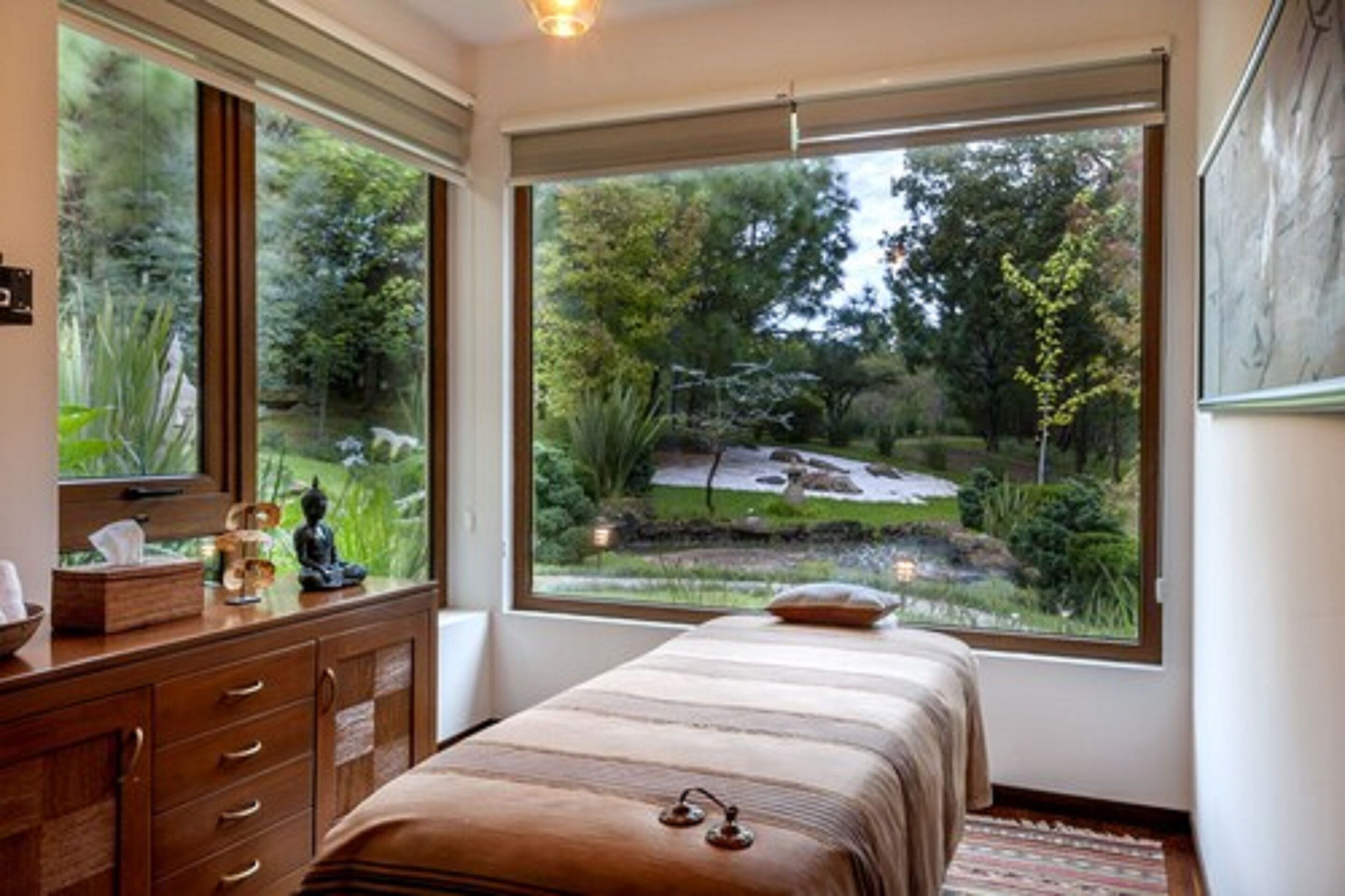 Couples treatment rooms, sauna, hot tub, steam room, hot stone massages