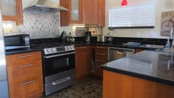 Standard Room | Private kitchen | Fridge, microwave, oven, dishwasher