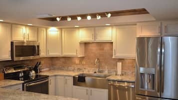Standard Room | Private kitchen | Fridge, microwave, coffee/tea maker