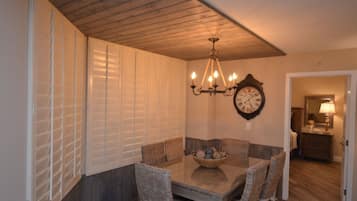 Standard Room | In-room dining